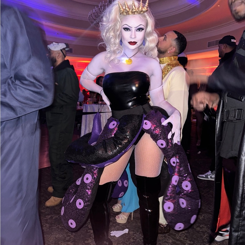 Ursula Costume (includes tentacles, seashell earrings, crown,light up necklace)